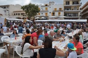 Ambiente festivo en el puerto de Cala Ratjada durante la celebración de la Mostra de la Llampuga en 2016