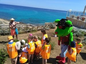 La mascota del Mini Club, Bufo, acompaña a los niños en las actividades infantiles