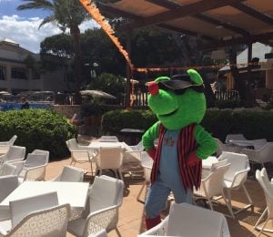 Bufo, la mascota del Mini Club, espera a los niños en Hotels Viva