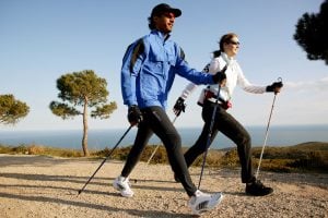 Pareja practicando nordic walking en la Playa de Muro, Mallorca